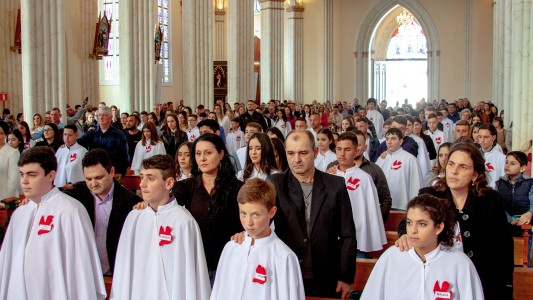 jovens-recebem-o-sacramento-da-confirmacao_10_5512.jpg